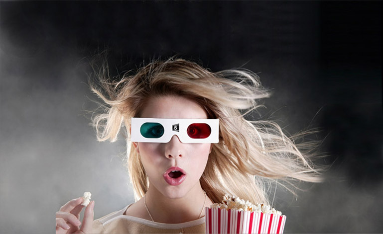 ID Chica 3D. Diseño previo. Transmite la experiencia de maravilla del cine, en la expresión de la actriz, sin perder la complicidad mediante un guiño al espectador con los elementos de las gafas 3D y las palomitas. 