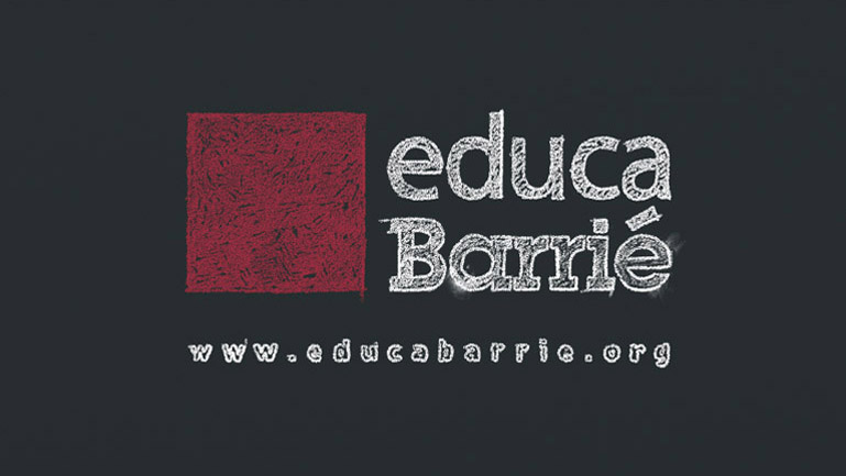 Adaptamos la imagen corporativa de la acción educaBarrié a la estética de trazo de tiza de la pieza, para un resultado redondo. Adaptación de la imagen corporativa de la acción educaBarrié a la estética de trazo de tiza de la pieza. (Duplo)