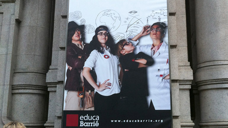 Aplicaciones de la campaña realizadas por la agencia, en las sedes de las Fundaciones de Coruña y Vigo. Utilizando las ilustraciones desarrolladas para el video, la baderola reunió a los cuatro personajes con los elementos gráficos mas representativos. Aplicaciones de la campaña realizadas por la agencia, en las sedes de las Fundaciones de Coruña y Vigo.